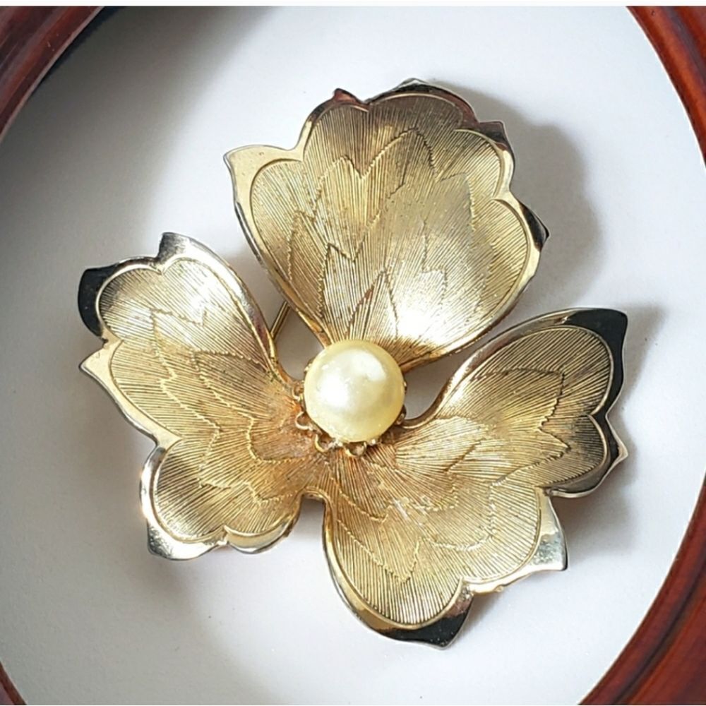 VINTAGE Elegant Goldtone Leaf Brooch Pin Faux Pearl Accent